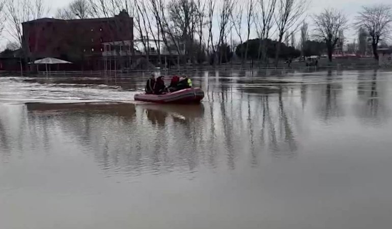 Evinin bahçesinde su seviyesi yükselen eski Edirne Belediye Başkanı Sedefçi botla tahliye edildi