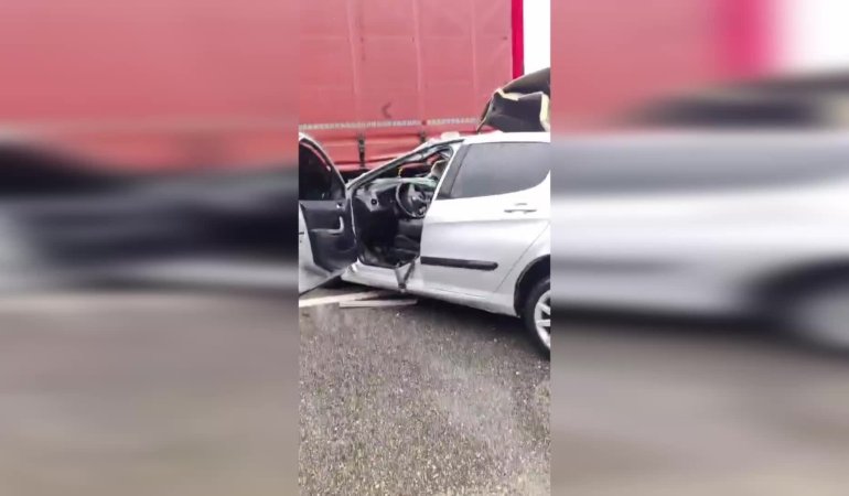 Hopa’da otomobil park halindeki tıra çarptı, 2 kişi hayatını kaybetti