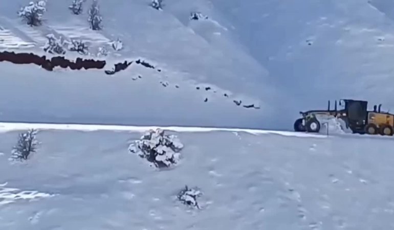 Elazığ’da kar nedeniyle kapanan 18 köy yolunun ulaşıma açılması için çalışmalar sürüyor