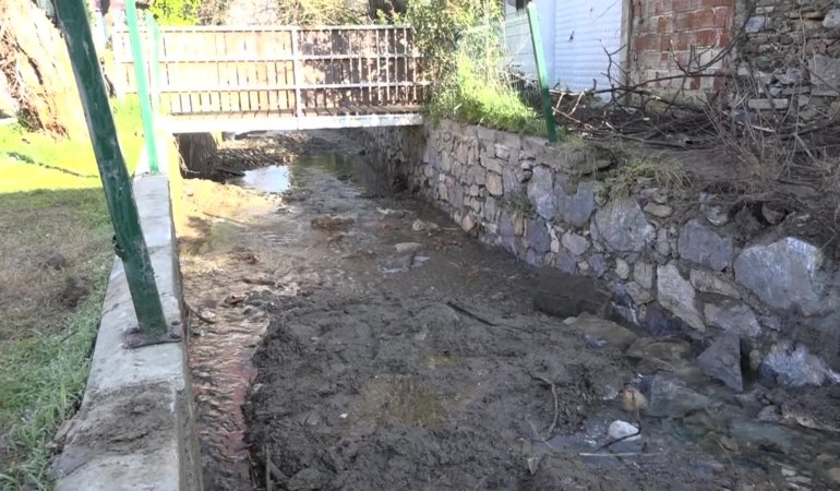 Kuşadası Belediyesi’nden Kirazlı Mahallesi’nde kapsamlı dere temizliği