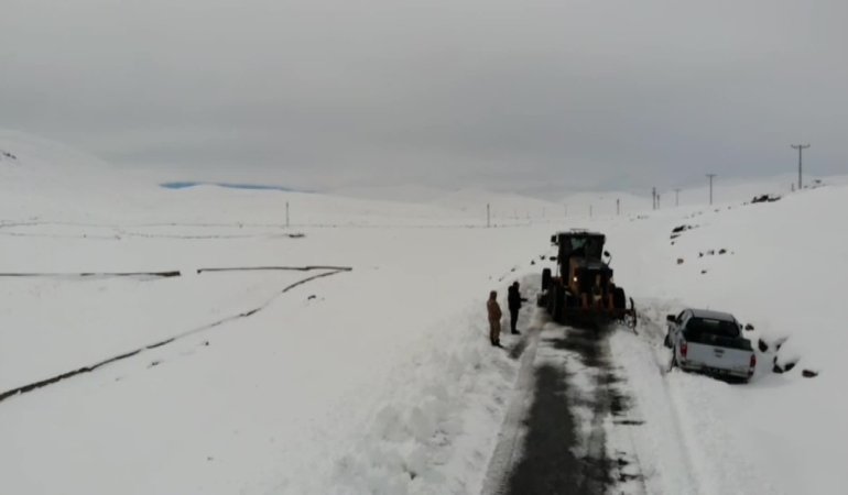Tuzluca’da kar nedeniyle kapanan köy yolları açılıyor