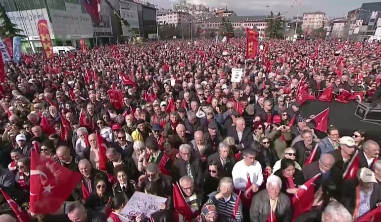 CHP’nin “Millet İradesine Sahip Çıkıyor” mitingi Kocaeli’de… Özgür Özel: “Babasının malını böyle satmayana, bu milletin malını bu şekilde sattırmam”