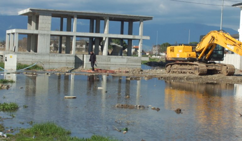 Burhaniye’nin Ören Mahallesi sakinleri zarar gören kanalizasyonun hızla onarılmasını istiyor