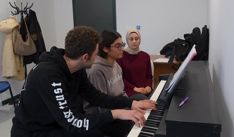 Mersin Büyükşehir Belediyesi’nin ücretsiz enstrüman kurslarında yeni yetenekler keşfediliyor