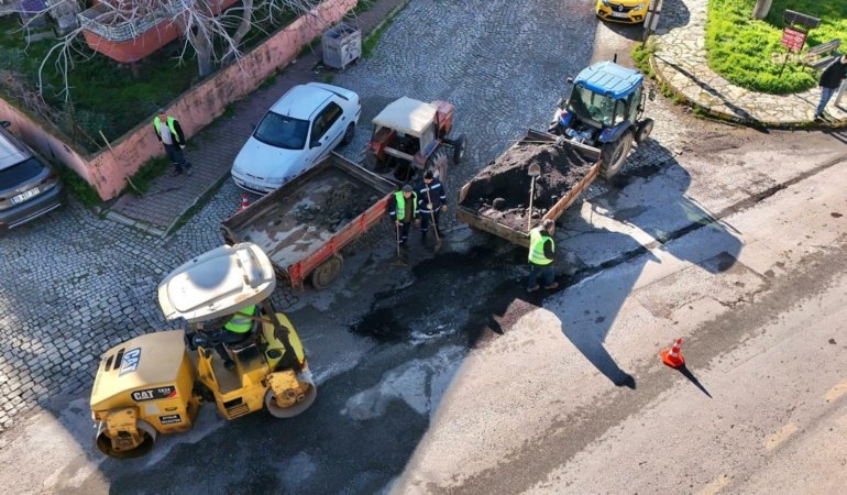 Ayvalık Belediyesi, ilçe genelinde yol bakım ve onarım çalışmalarını sürdürüyor 