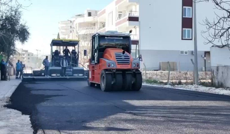 Adıyaman Belediyesi’nden Yeni Mahalle’de yol mesaisi… Başkan Tutdere, çalışmaları yerinde inceledi