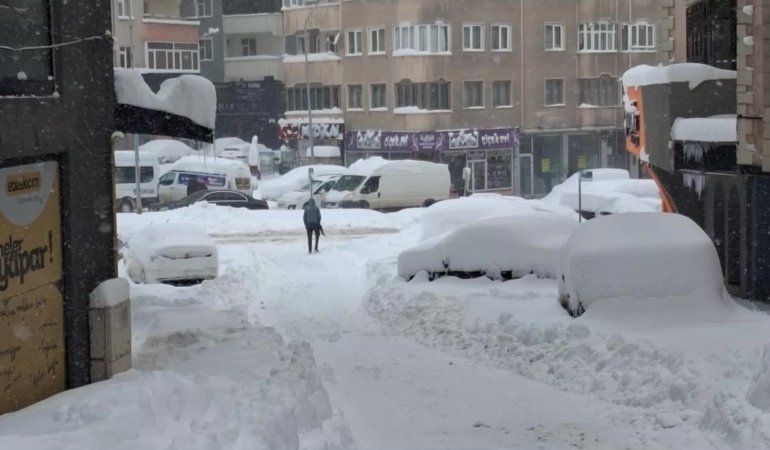 Erzurum’da kar esareti… Yollar kapandı, araçlar kayboldu