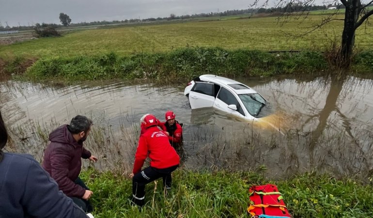 Burhaniye’de su kanalına düşen araçın sürücüsünü itfaiye çıkardı