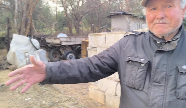 Osmaniyeli 72 yaşındaki depremzede 3 yıldır barınacak bir çatı bulamadı: “Çadırdan çıktım, barakada kalıyorum. Her gün bulgur da yenmez ki”