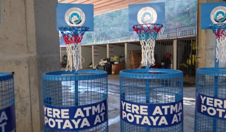 Ortahisar’da “Yere Atma, Potaya At” projesiyle çocuklara geri dönüşüm bilinci aşılanıyor