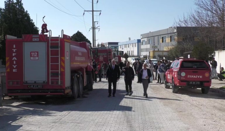 25 araç, 62 personelle müdahale edildi… Manisa Akhisar’da oyuncak fabrikasında çıkan yangın kontrol altına alındı