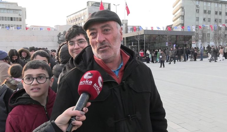 Bağcılar’daki iftar çadırı sırasında ANKA’ya konuşan emekli: “15 bin lira kira, elektrik faturası, boğaz derken elde var sıfır… Ne Ramazan’ın tadı var, ne insanların tadı var. Yaşamak bir hiç, zor yani”