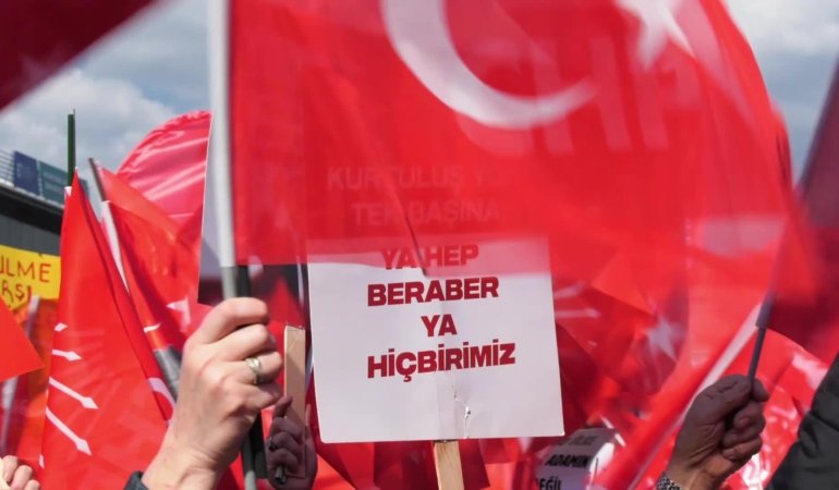 CHP’nin Kocaeli’deki “Millet İradesine Sahip Çıkıyor” mitinginde yurttaşlar 10 bin metrekarelik alanı doldurdu