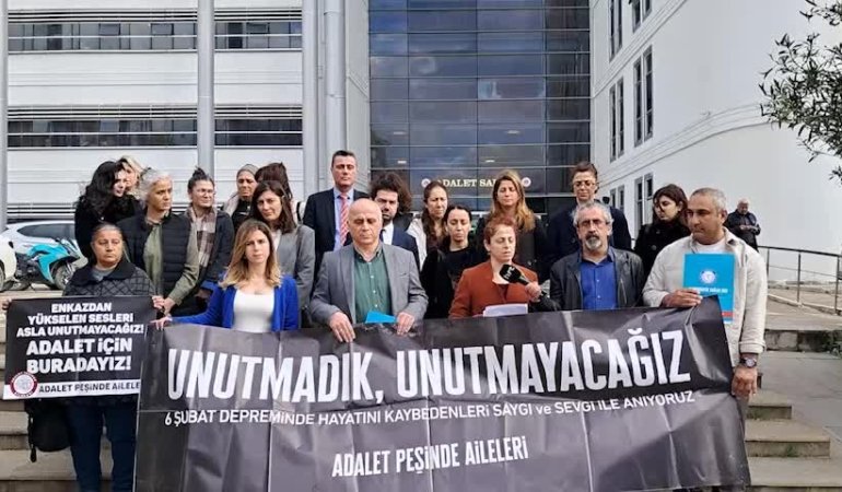 Hatay’da 6 Şubat depremlerinde yıkılan hastane ve binalara ilişkin davalar sürüyor, aileler adalet çağrısı yaptı