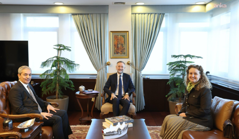 Dışişleri Bakan Yardımcısı Gümrükçü, BM Uluslararası Bağımsız Bilimsel Yapay Zeka Paneli’ne seçilen Prof. Dr. Demirköz ile görüştü