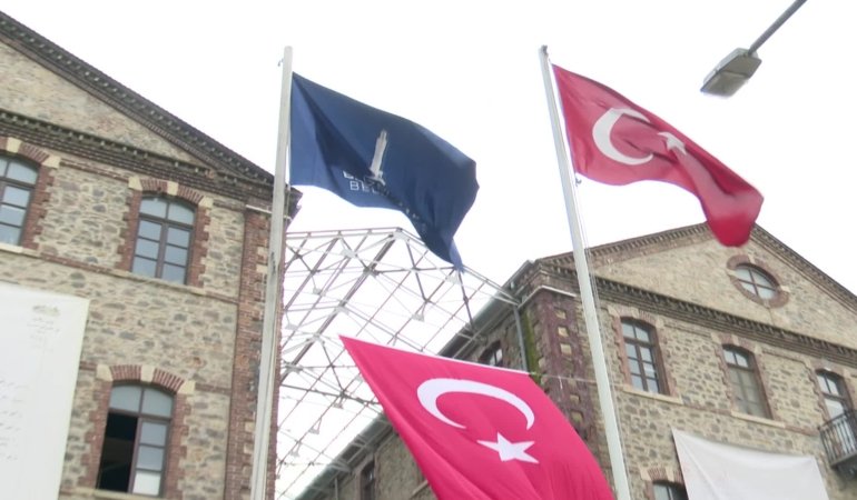 İzmir’de Meslek Fabrikası’na, Atatürk’ün imzaladığı kararnameyle Büyükşehir Belediyesi mülkiyetine geçtiğini gösteren resmi belgenin görselleri asıldı